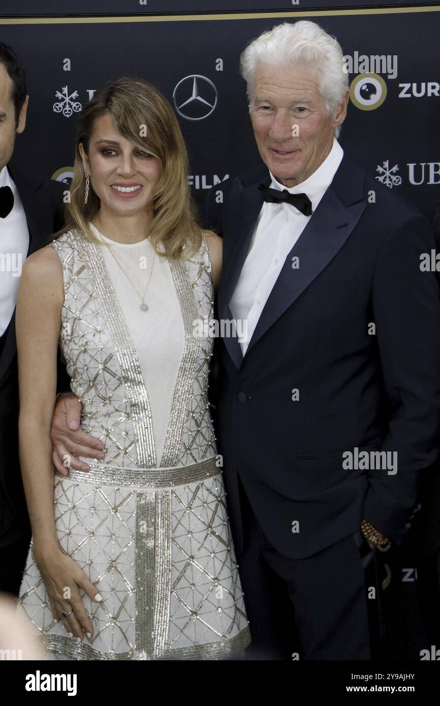 Richard Gere mit Frau Alejandra Gere bei der Premiere von Wisdom of ...