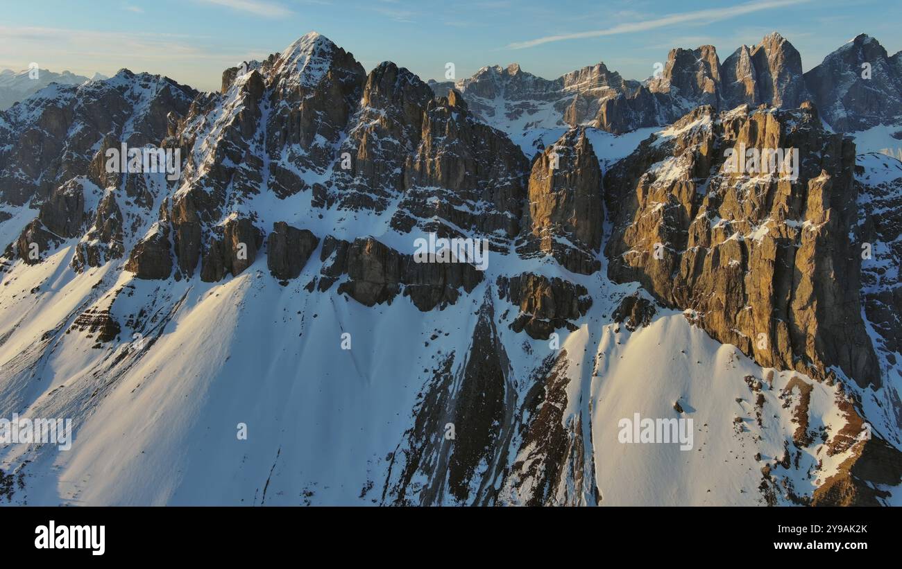 Aus der Vogelperspektive auf atemberaubende felsige Berge im Schnee bei Sonnenaufgang, Dolomiten, Italien, Europa Stockfoto