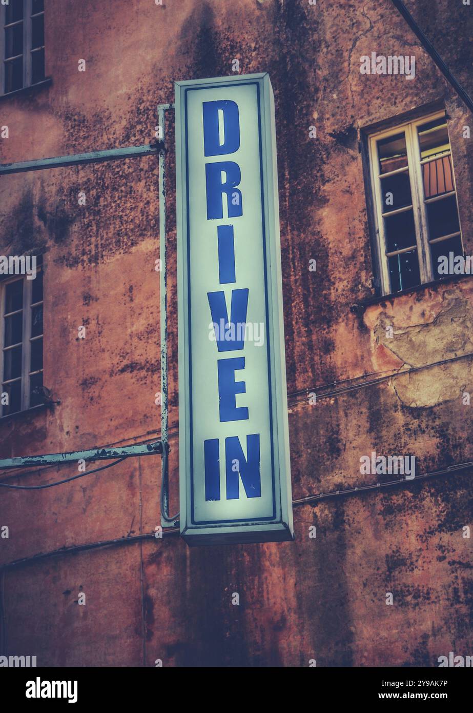 Grungy Retro-Schild für Ein Drive-in-Kino Stockfoto