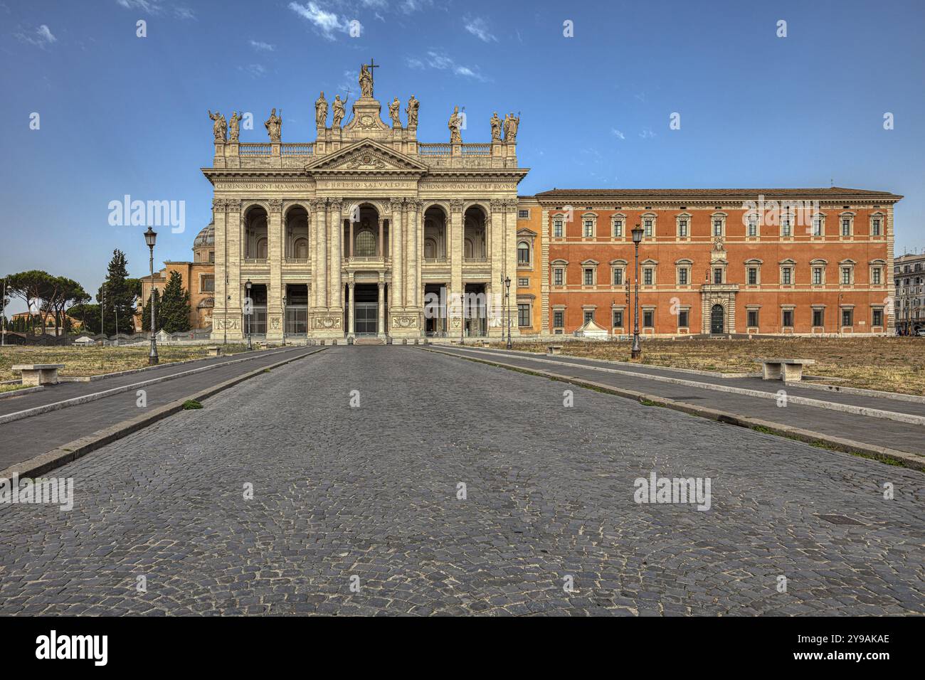 Die berühmte Kathedrale: Der Thron des Papstes, eine exquisite Fassade aus dem 18. Jahrhundert und Statuen der Apostel Stockfoto
