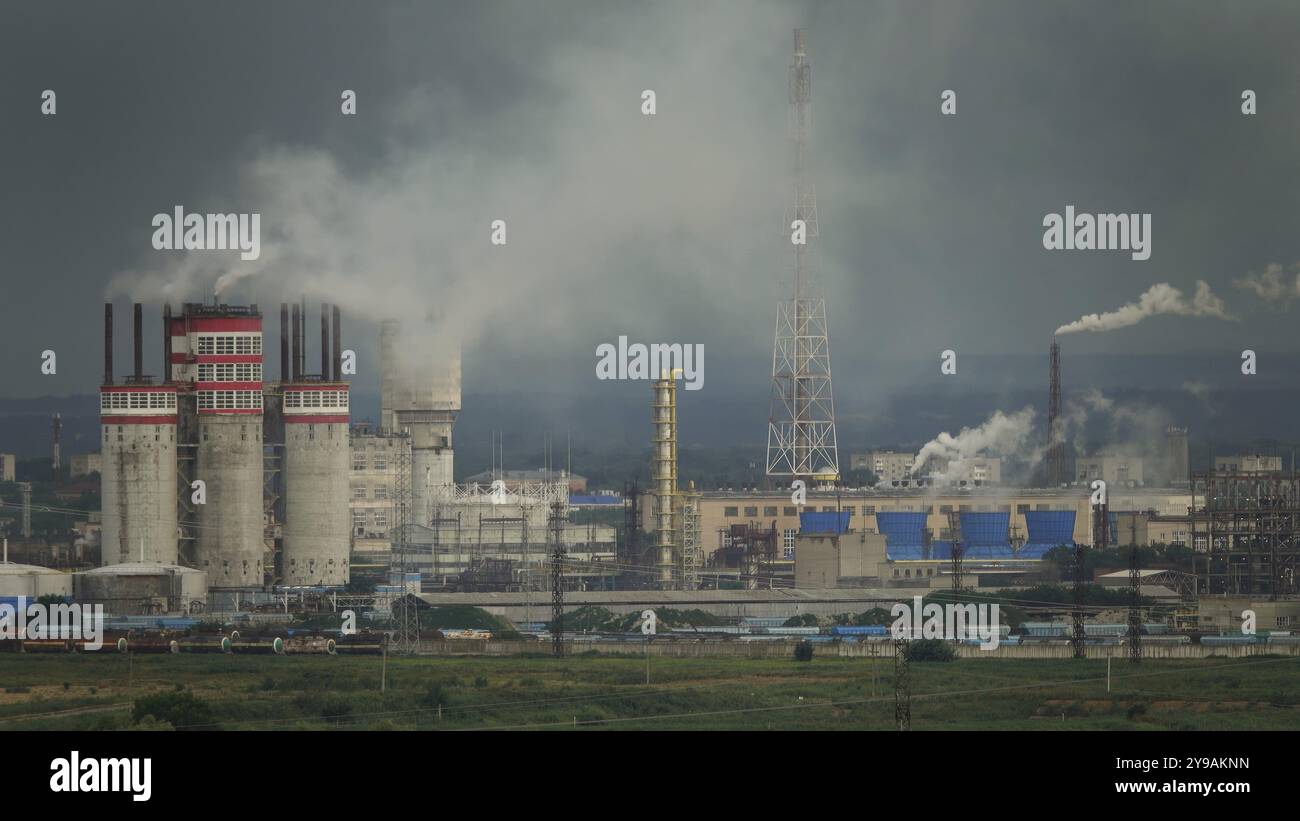 Öl- und Gasraffinerieanlage mit Schornsteinrauch, Business Petrochemie Industrie, Energie- und Brennstoffenergie, Ökosystem und gesunde Umweltkonzepte Stockfoto