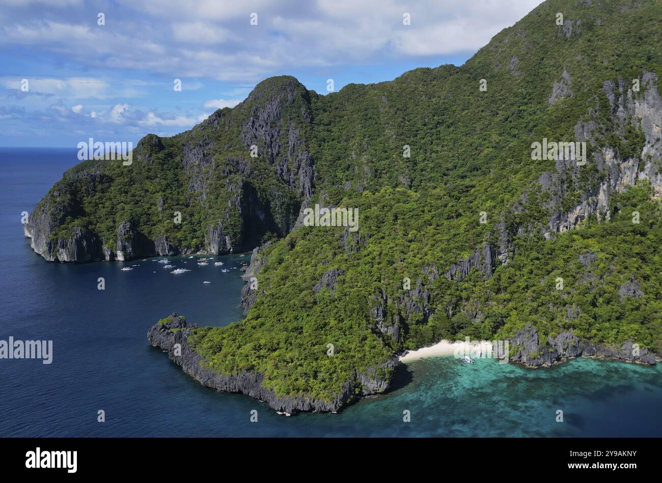 Blick aus der Vogelperspektive auf die tropische Insel der Philippinen. Weißer Sandstrand, Felsen Klippen Berge mit blauer Bucht und Korallenriff Stockfoto