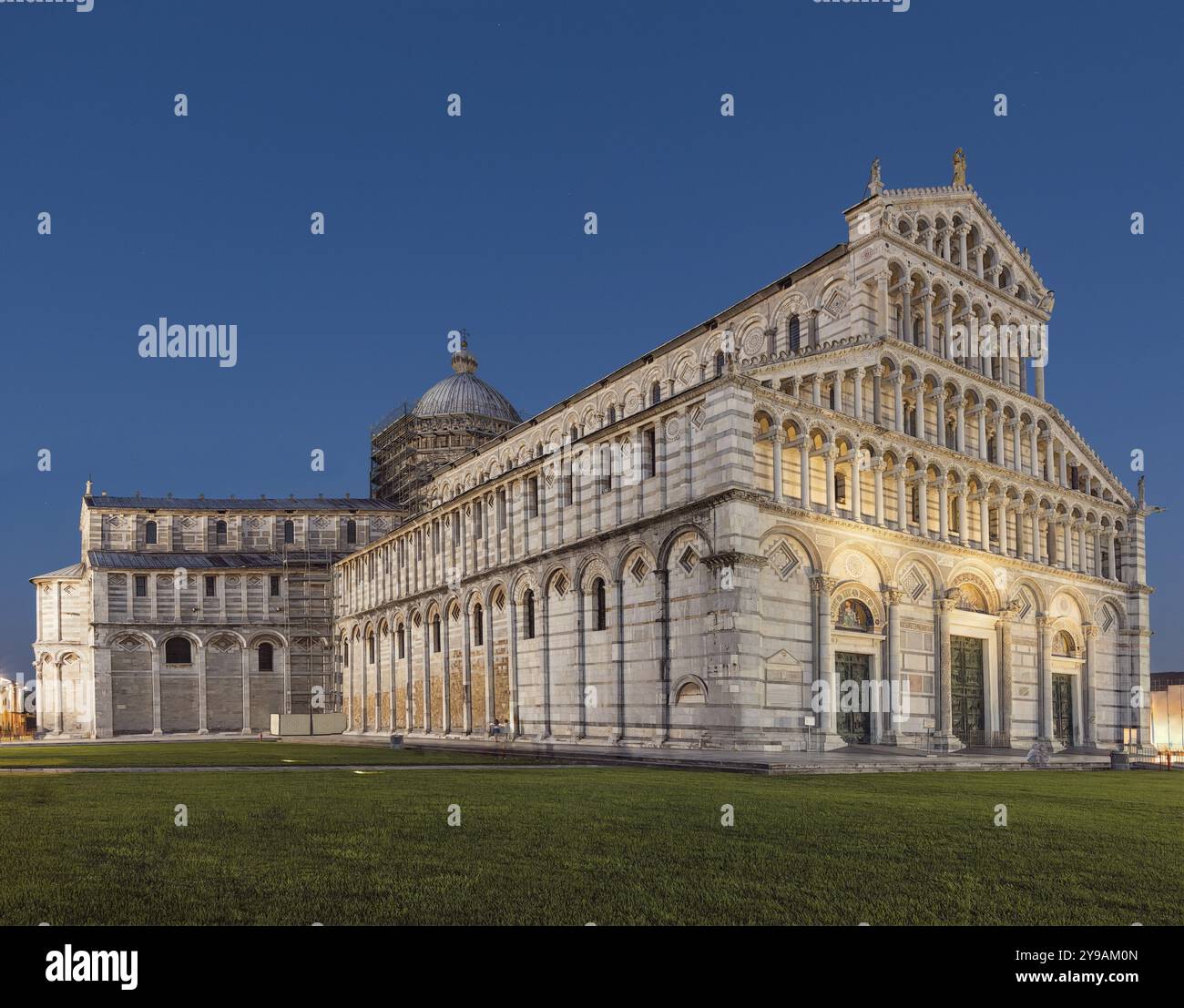 Das Herz der Piazza del Duomo ist der Dom, die mittelalterliche Kathedrale mit dem Namen Santa Maria Assunta Stockfoto
