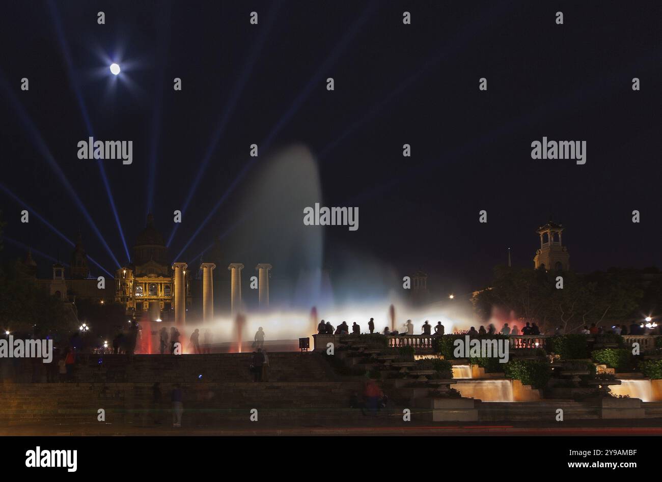 Nächtlicher Blick auf die Lichtshow Magic Fountain in Barcelona, Spanien, Europa Stockfoto