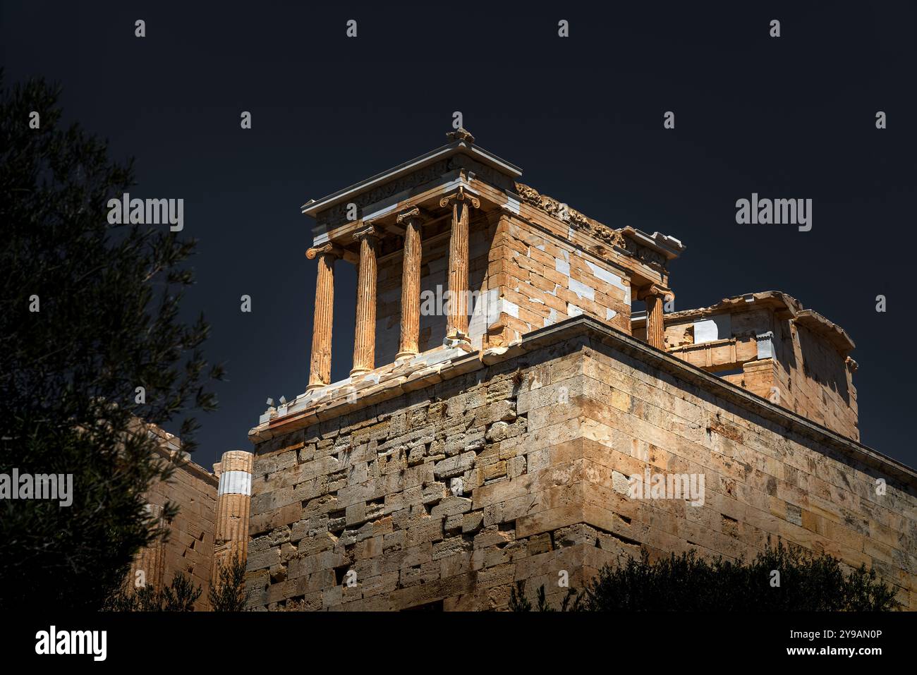 Akropolis in Athen, Griechenland. Ruinen aus der antiken griechischen Zivilisation. Griechische Mythologie, Zeus, Poisedon, Athena. Sommer in Athen Stockfoto