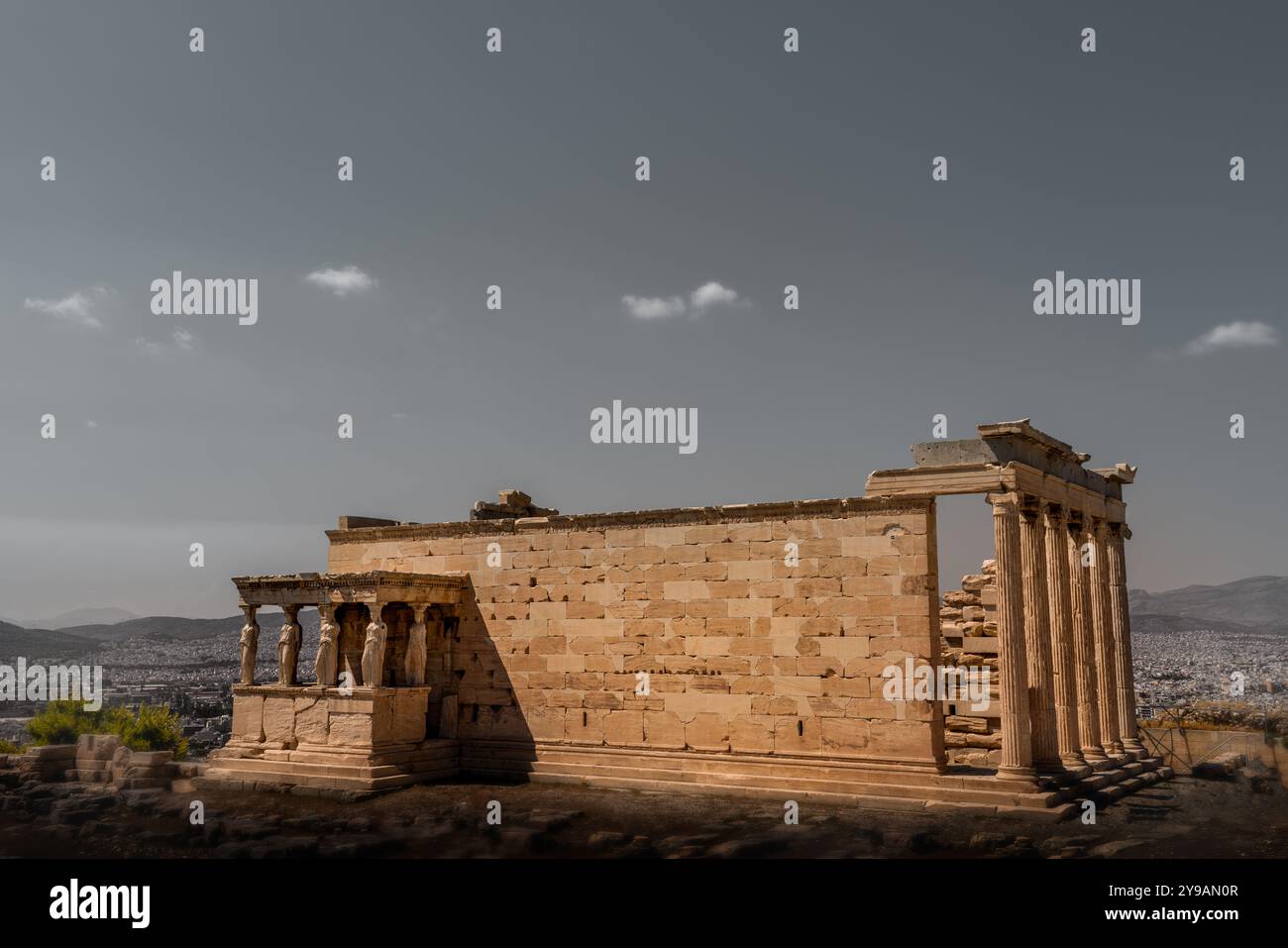 Akropolis in Athen, Griechenland. Ruinen aus der antiken griechischen Zivilisation. Griechische Mythologie, Zeus, Poisedon, Athena. Sommer in Athen Stockfoto