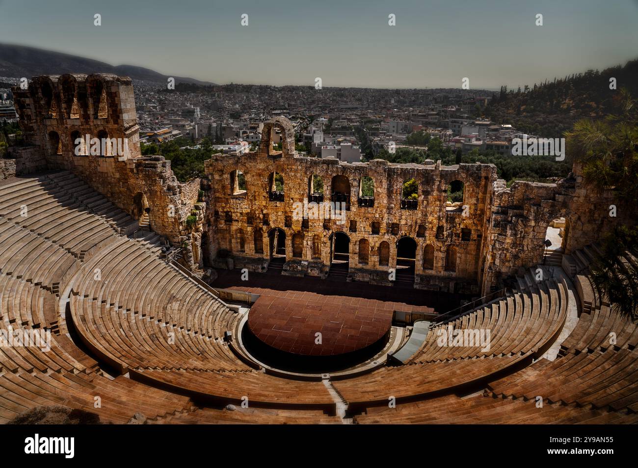Akropolis in Athen, Griechenland. Ruinen aus der antiken griechischen Zivilisation. Griechische Mythologie, Zeus, Poisedon, Athena. Sommer in Athen Stockfoto