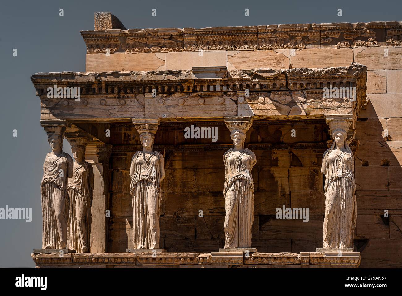 Akropolis in Athen, Griechenland. Ruinen aus der antiken griechischen Zivilisation. Griechische Mythologie, Zeus, Poisedon, Athena. Sommer in Athen Stockfoto