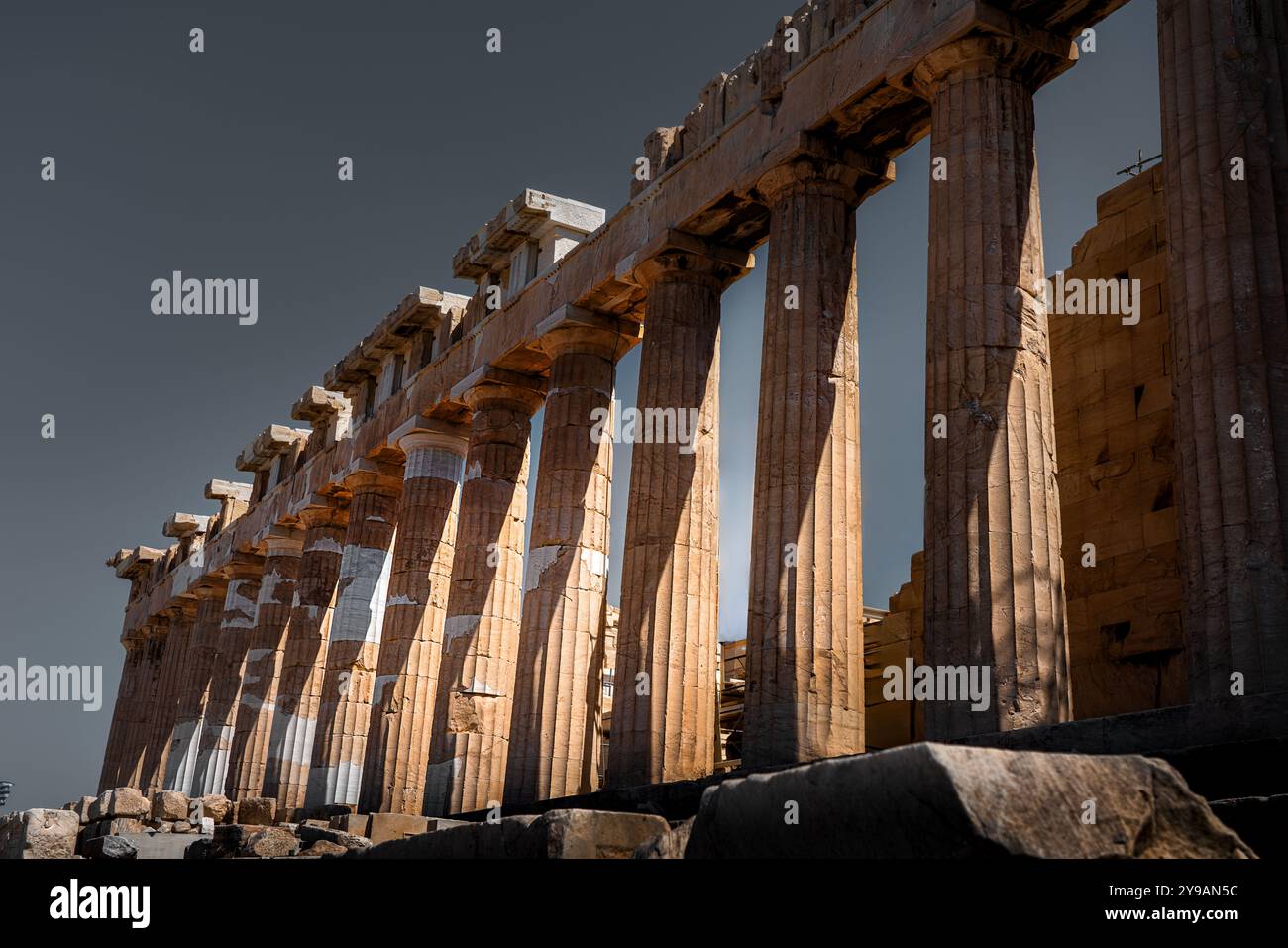 Akropolis in Athen, Griechenland. Ruinen aus der antiken griechischen Zivilisation. Griechische Mythologie, Zeus, Poisedon, Athena. Sommer in Athen Stockfoto