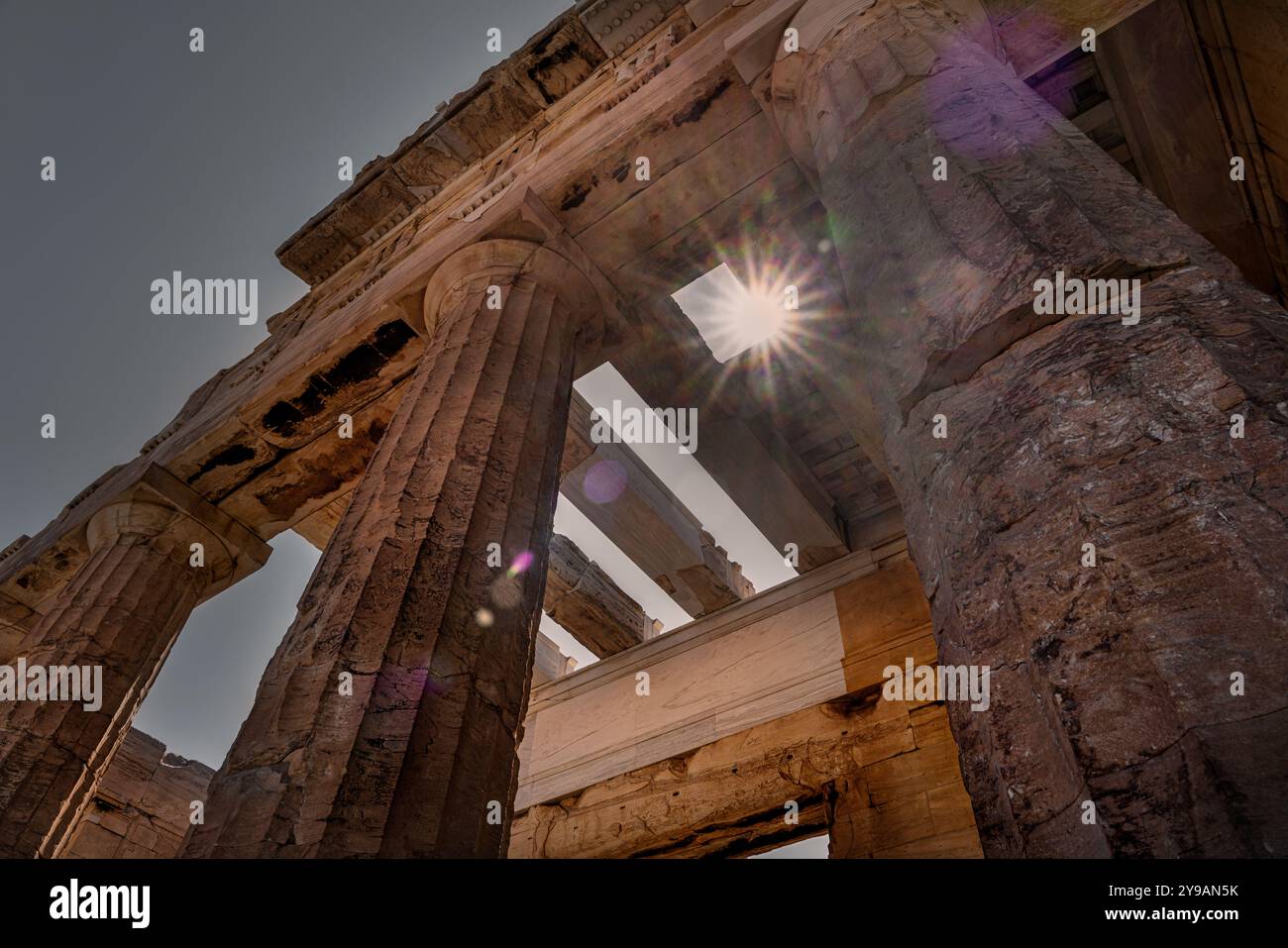 Akropolis in Athen, Griechenland. Ruinen aus der antiken griechischen Zivilisation. Griechische Mythologie, Zeus, Poisedon, Athena. Sommer in Athen Stockfoto