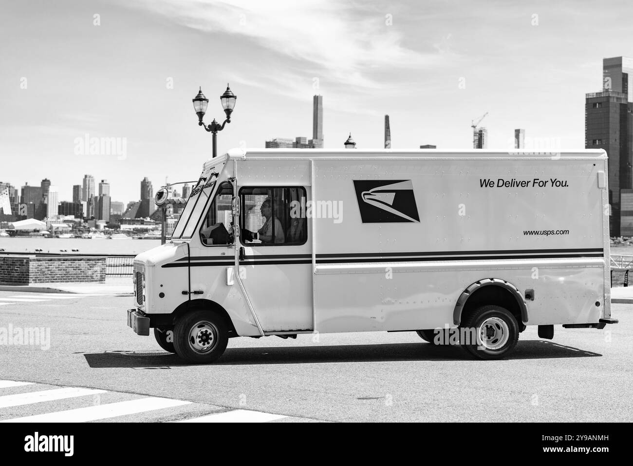 New York City, USA - 09. Mai 2023: uspd Postzustelldienst LKW oder LKW, Seitenansicht Stockfoto
