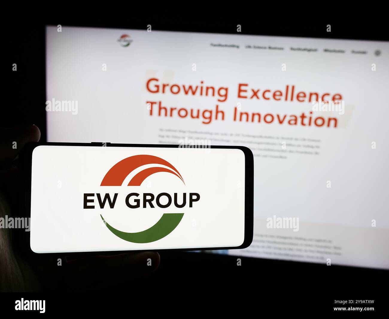 Deutschland. August 2024. In dieser Fotoabbildung hält eine Hand ein Smartphone mit dem Logo des deutschen Viehzuchtunternehmens EW Group GmbH vor der Website. (Credit Image: © Timon Schneider/SOPA Images via ZUMA Press Wire) NUR REDAKTIONELLE VERWENDUNG! Nicht für kommerzielle ZWECKE! Stockfoto