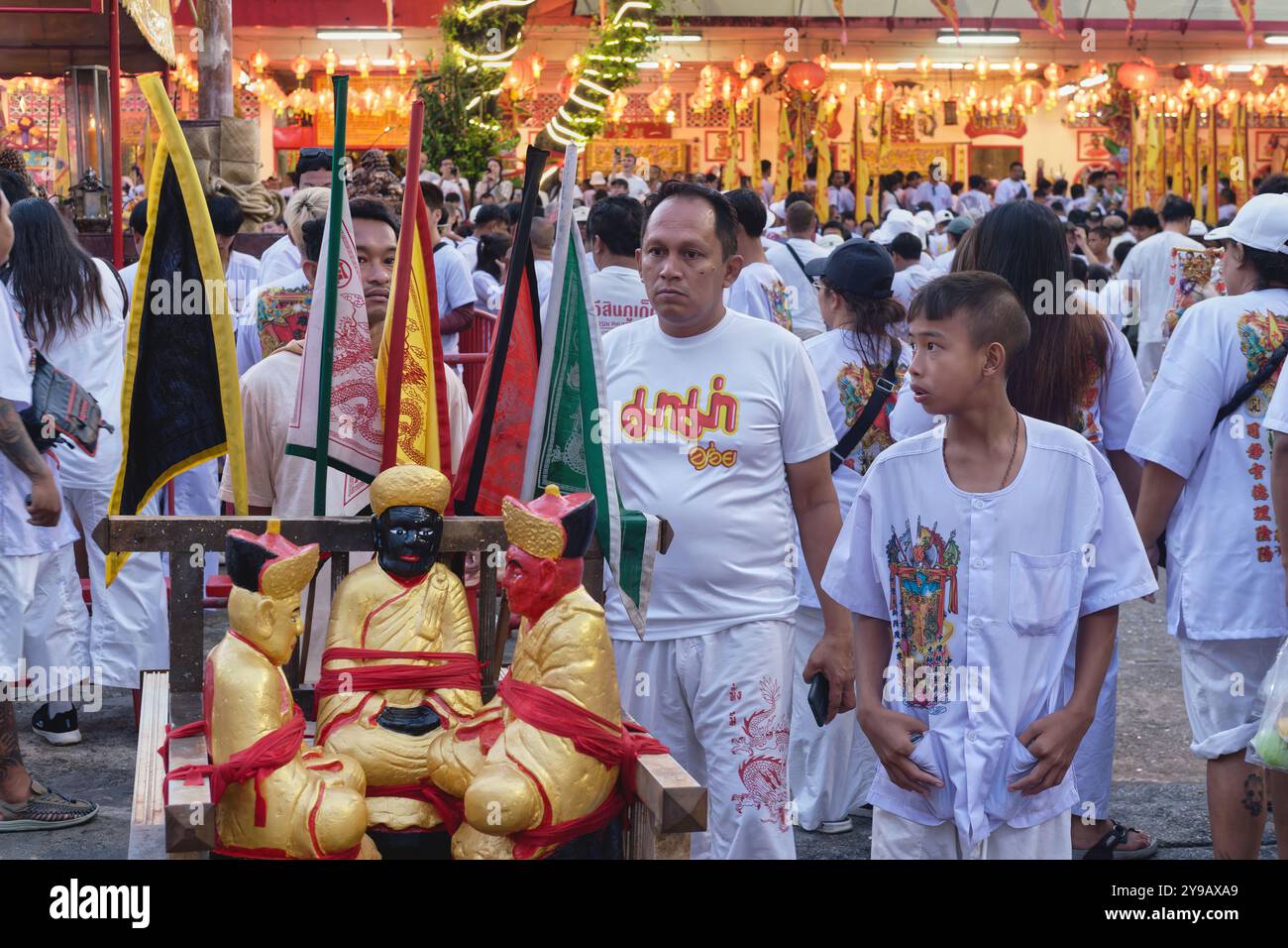 Während des vegetarischen Festivals in Phuket Town, Thailand, versammelte sich eine Menge von Gläubigen, die weiß gekleidet sind, in Sanjao Bang Niew, einem chinesischen Tempel Stockfoto