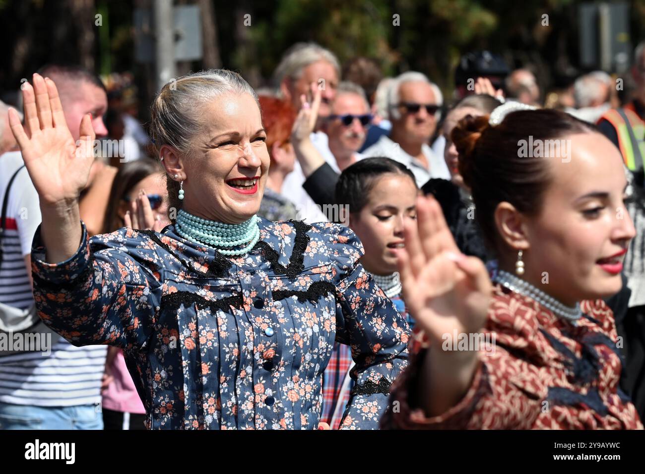 Badacsony, Balaton, Ungarn - 8. September 2024: Straßenparade des Weinerntefestes, Frauen tanzen in traditionellen Kleidern Stockfoto