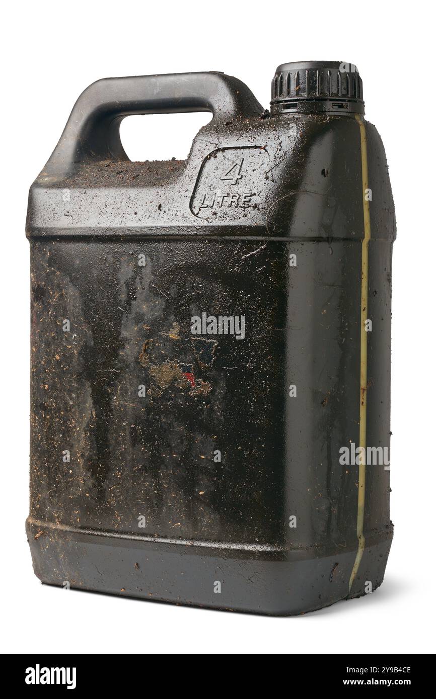 Schwarze alte, schmutzige Motoröle oder Schmiermittel können oder Behälter um die Kappe herum verschüttet werden. Isolierter weißer Hintergrund, unsachgemäße Abdichtung, Überfüllung Stockfoto