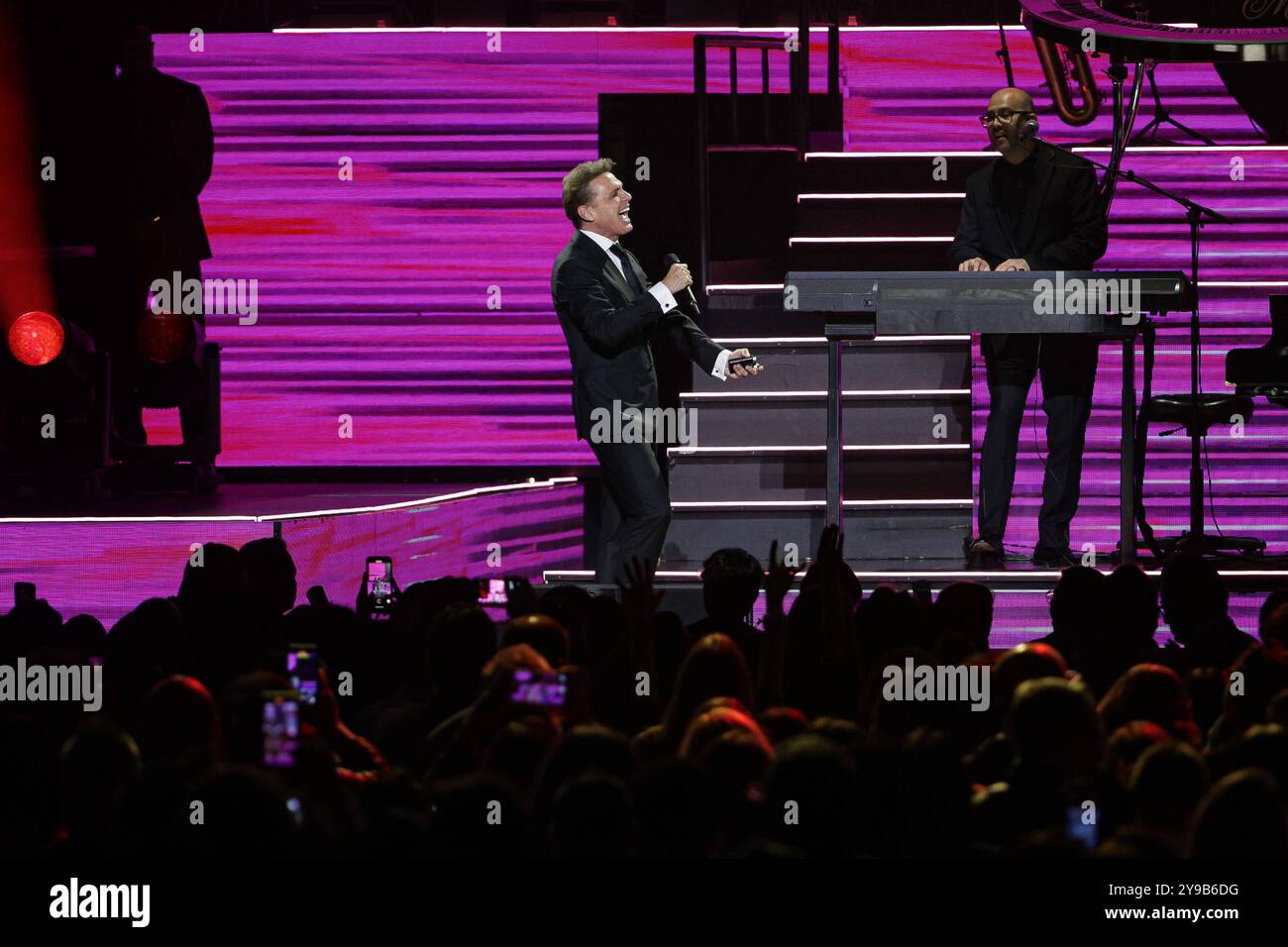 Luis Miguel in Concert Sänger Luis Miguel tritt auf der Bühne während der Luis Miguel 2024 Tour in der Arena CDMX auf. Am 8. Oktober 2024 in Mexiko-Stadt. Foto: Ismael Rosas/Eyepix Group Mexico City CDMX Mexico Copyright: XIsmaelxRosasxEyepixxGroupx Stockfoto