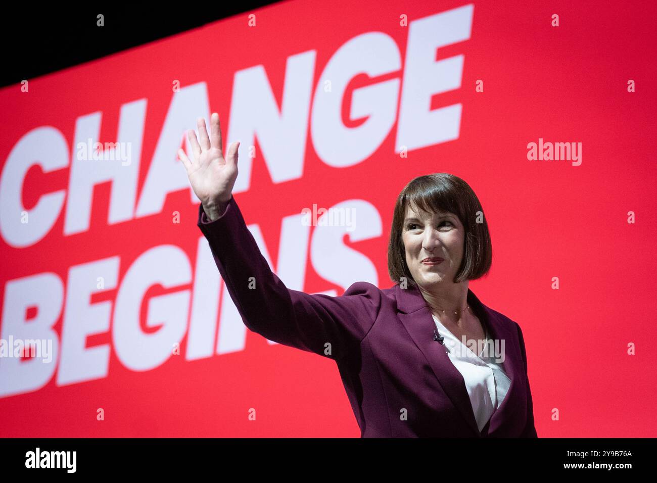 Aktenfoto vom 23./09/24, von der Finanzkanzlerin Rachel Reeves, die nach ihrer Rede auf der Labour Party-Konferenz in Liverpool Applaus erging. Rachel Reeves muss möglicherweise bis zu 25 Milliarden Pfund aus Steuererhöhungen aufbringen, wenn sie die Ausgaben mit dem Nationaleinkommen weiter erhöhen will, schätzt das Institute for Fiscal Studies (IFS). Ausgabedatum: Donnerstag, 10. Oktober 2024. Stockfoto