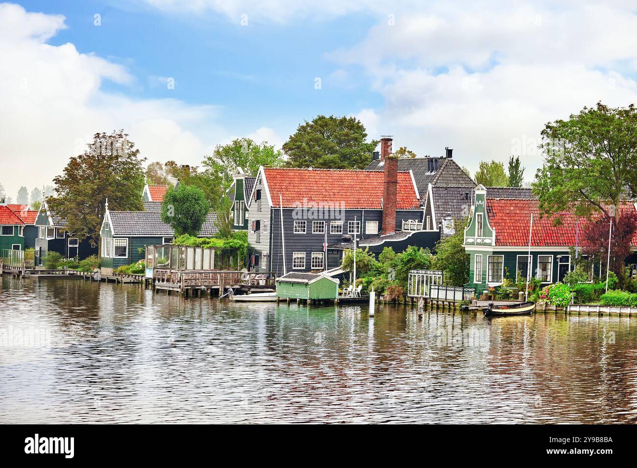 Typische, authentische Dorf mit gemütlichen Häusern der Landschaft in den Niederlanden. Stockfoto