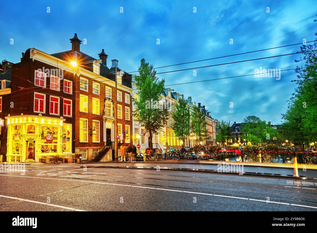 AMSTERDAM, Niederlande-SEPTEMBER 15, 2015: schönen Amsterdam Stadt Kanäle am Abendzeit. Niederlande Stockfoto