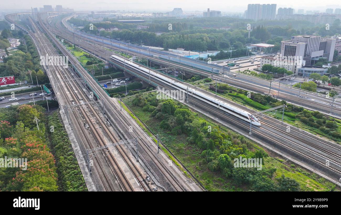 NANJING, CHINA - 10. OKTOBER 2024 - Ein Hochgeschwindigkeitszug fährt in Nanjing, der ostchinesischen Provinz Jiangsu, am 10. Oktober 2024. Stockfoto