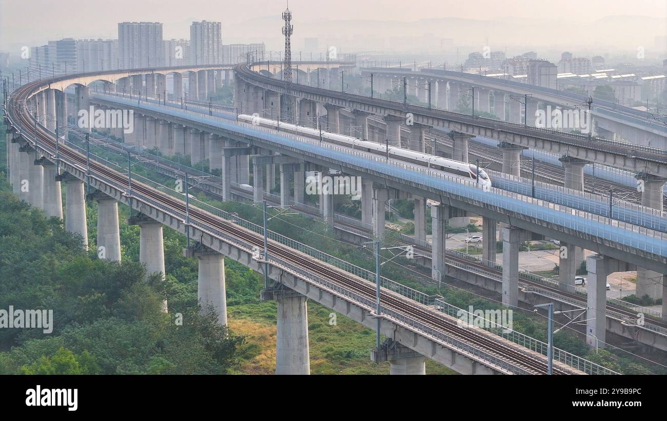 NANJING, CHINA - 10. OKTOBER 2024 - Ein Hochgeschwindigkeitszug fährt in Nanjing, der ostchinesischen Provinz Jiangsu, am 10. Oktober 2024. Stockfoto