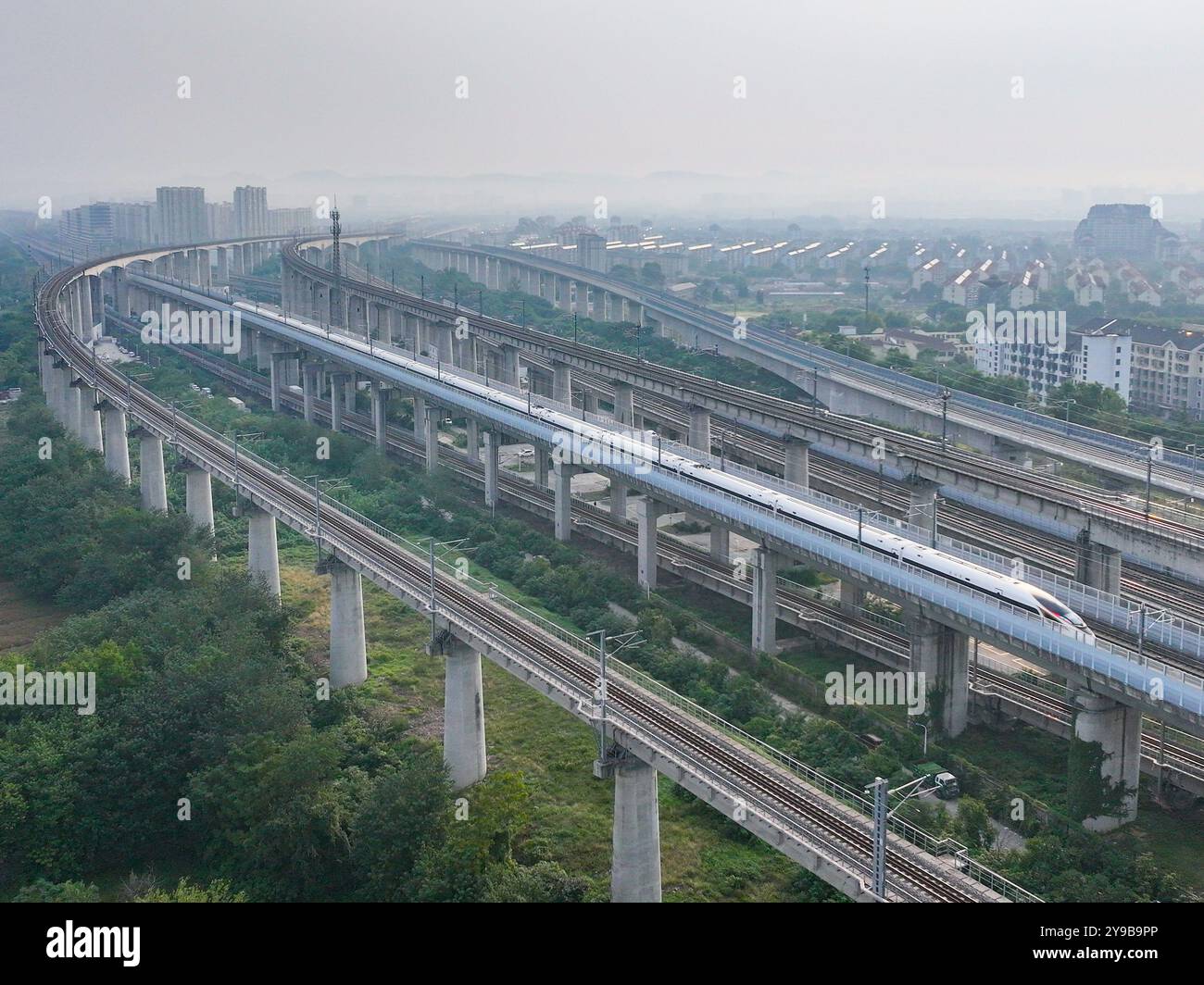 NANJING, CHINA - 10. OKTOBER 2024 - Ein Hochgeschwindigkeitszug fährt in Nanjing, der ostchinesischen Provinz Jiangsu, am 10. Oktober 2024. Stockfoto