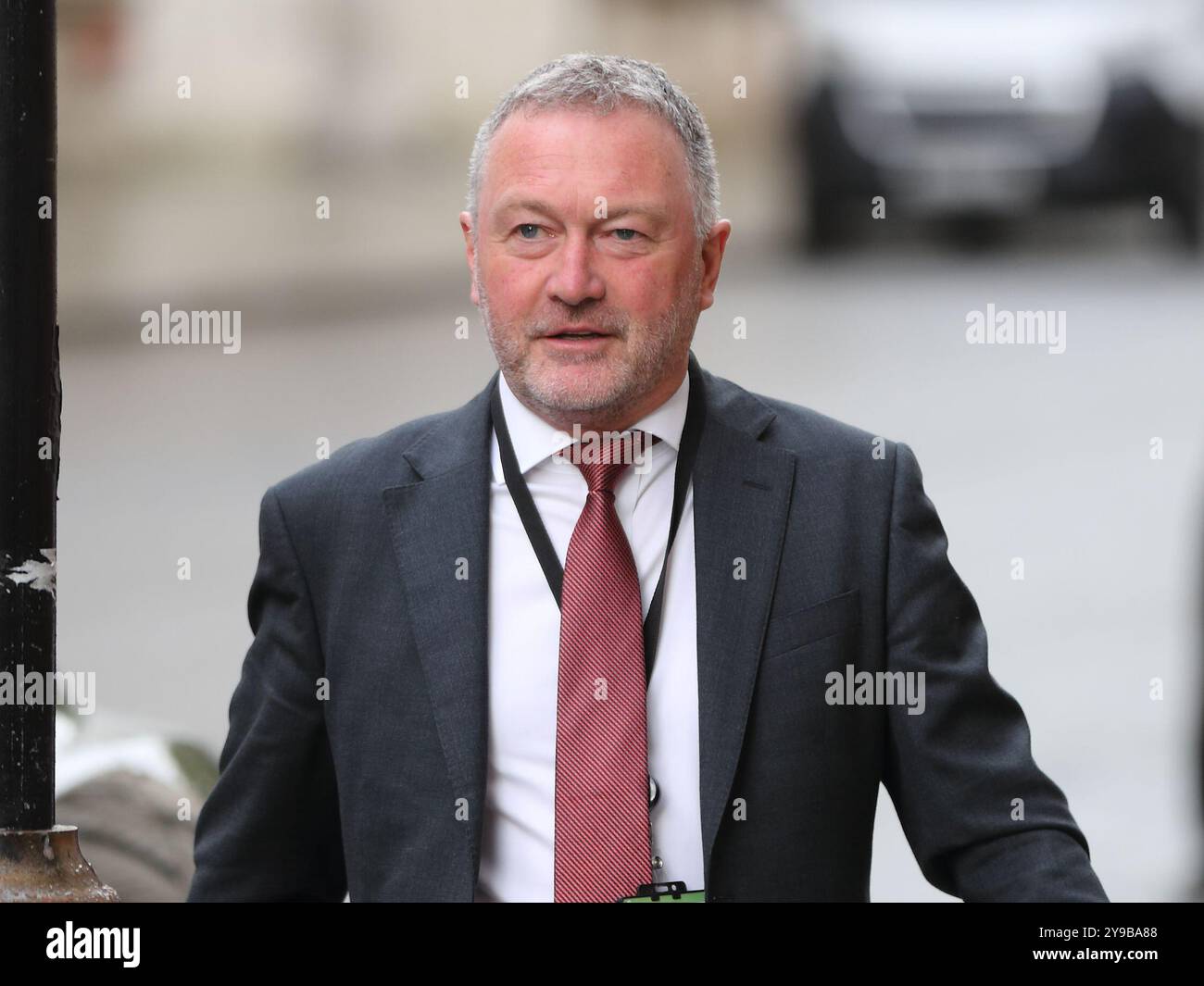 London, Vereinigtes Königreich. 8. Oktober 2024. Steve Reed OBE, Abgeordneter des Außenministers für Umwelt, Ernährung und ländliche Angelegenheiten, kommt zur Kabinettssitzung. Stockfoto