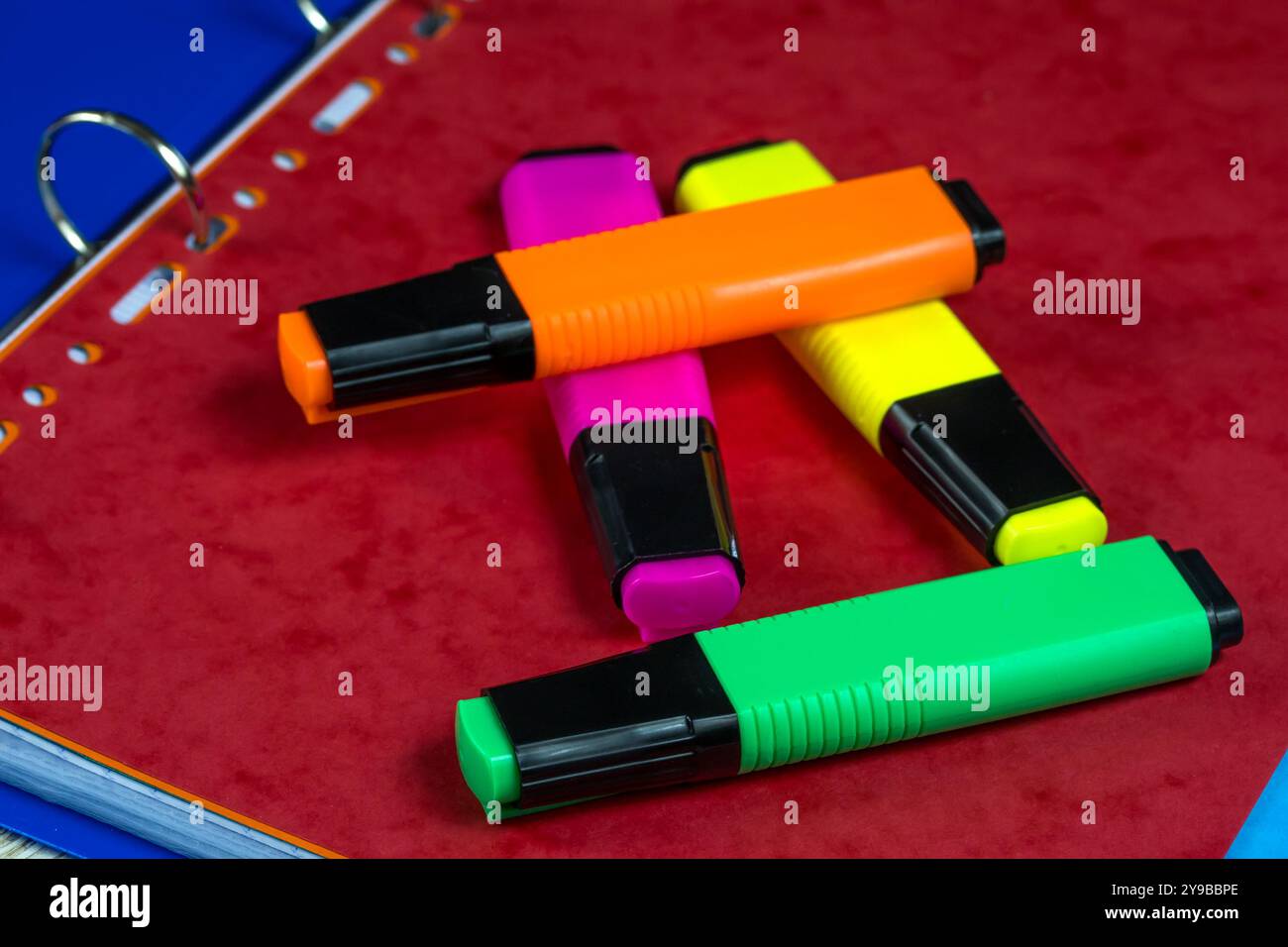 Farbiger Filzstift auf einem Ordner platziert Stockfoto