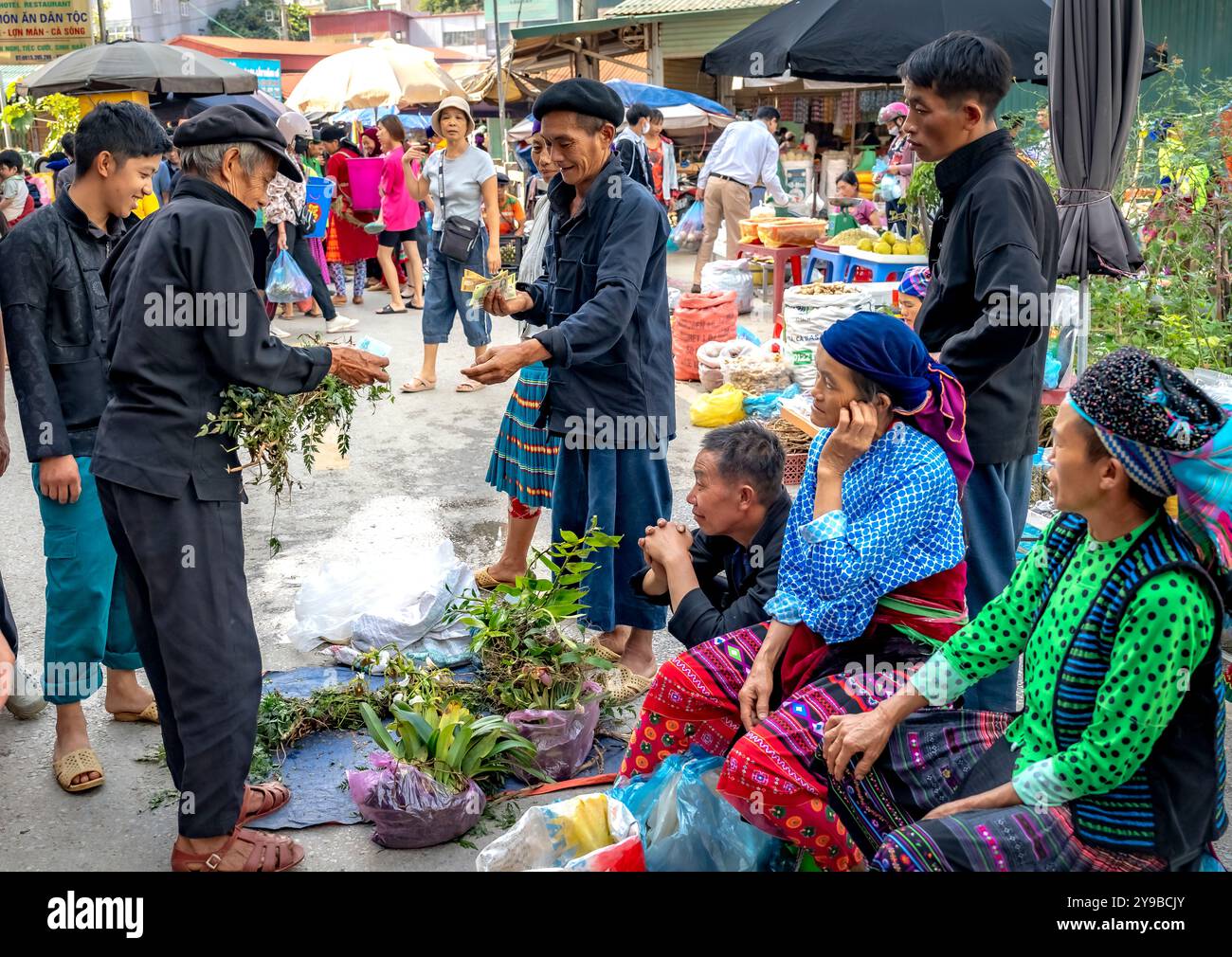 Dong Van Market, Bezirk Meo Vac, Provinz Ha Giang, Vietnam - 15. September 2024: Szene des täglichen Lebens auf dem alten Stadtmarkt Dong Van. Die Marke Stockfoto