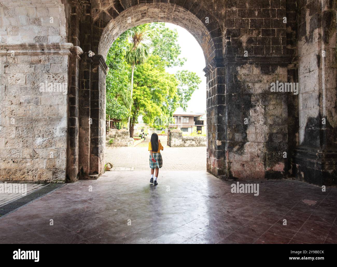 Schulmädchen mit Uniform nach der Schule. Bohol, Philippinen, Asien Stockfoto
