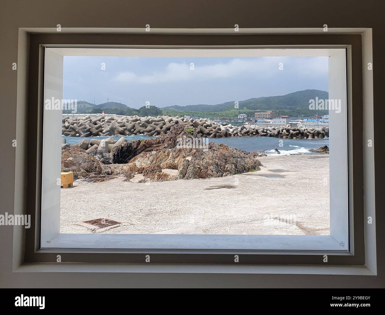 Eine wunderschöne Kombination aus Bergen und Meer vom Fenster - Smartphone-aufgenommenes Stockfoto