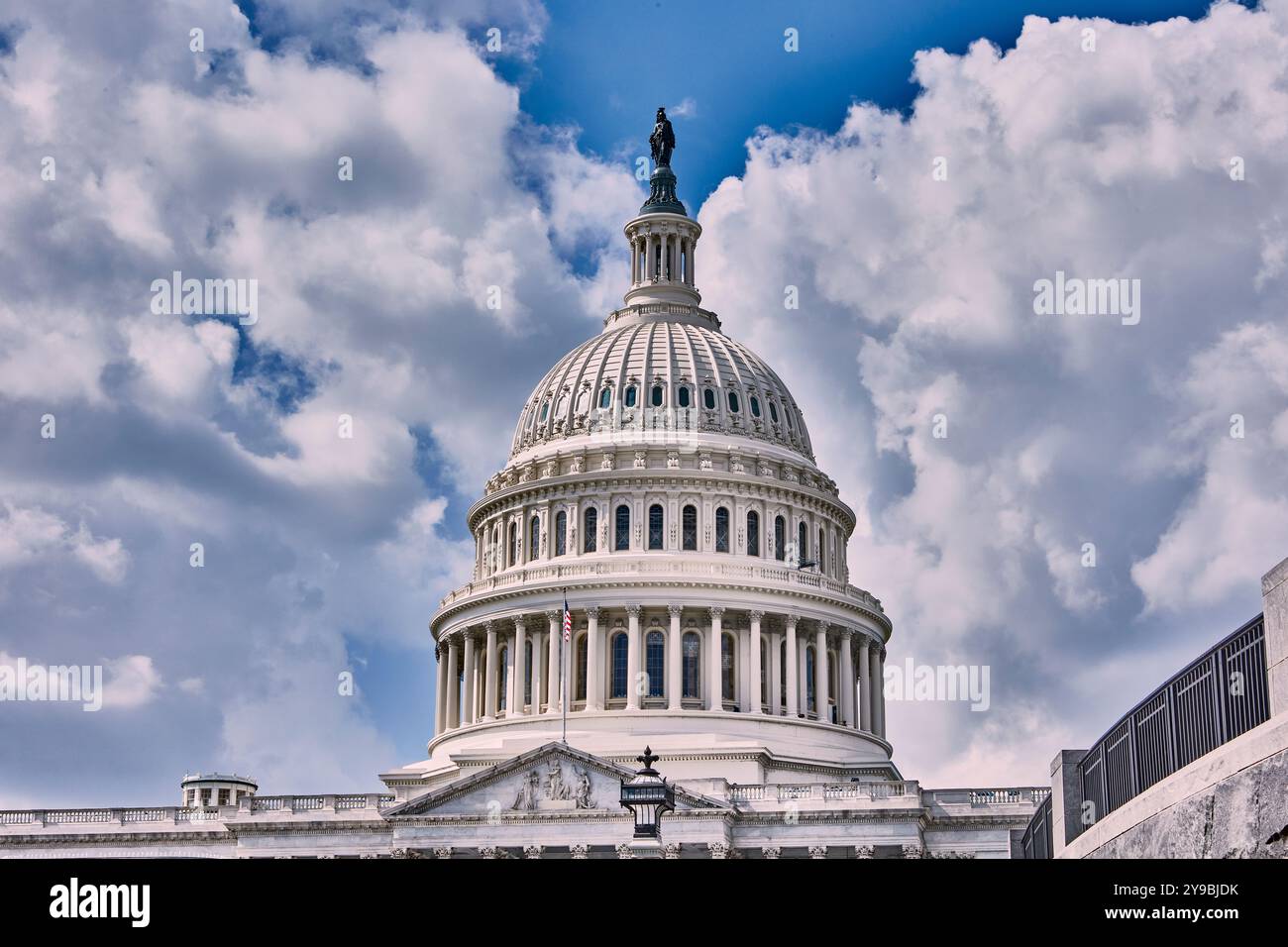 Ein beeindruckendes Bild des Kapitolkuppels in Washington D.C., aufgenommen unter einem dramatischen Himmel voller Wolken. Stockfoto