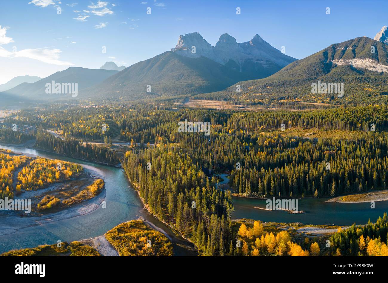 Luftaufnahme der kanadischen Rockies und des Bow River Forest am Herbstmorgen. Canmore, Alberta, Kanada. Das drei-Schwestern-Trio von Gipfeln. Stockfoto