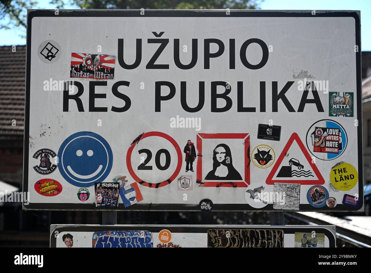 Vilnius, Litauen - 22. Juli 2024: Schilder an der Grenze zum Stadtteil Užupis in Vilnius. Stockfoto