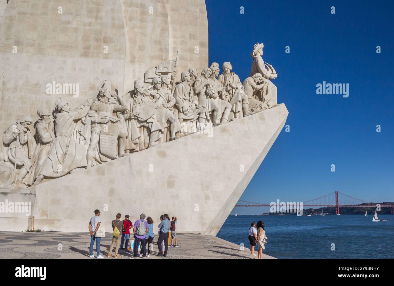 Menschen vor dem Denkmal für die Entdecker in Belem, Lissabon, Portugal Stockfoto