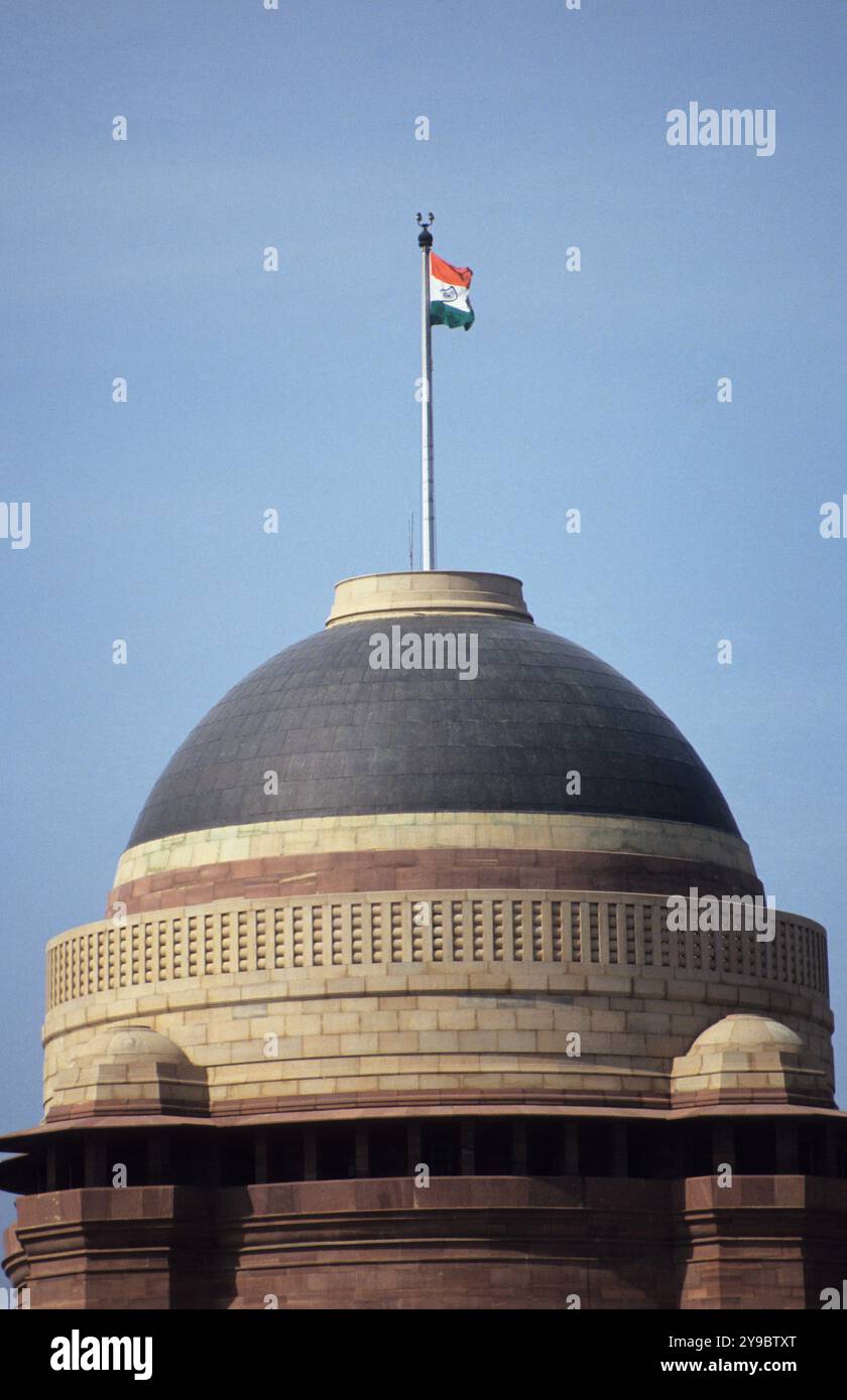 Indien, Delhi, die indische Nationalflagge fliegt auf dem Präsidentenhaus am Ende von Rajpath. Stockfoto