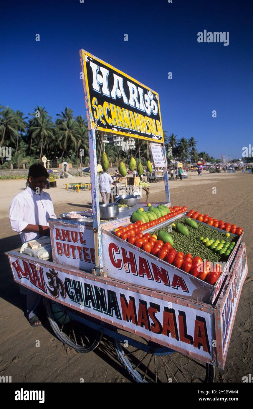 Indien, Mumbai, ein lokaler Lebensmittelhändler, der das beliebte Gemüsegericht „Chole Masala“ verkauft. Stockfoto