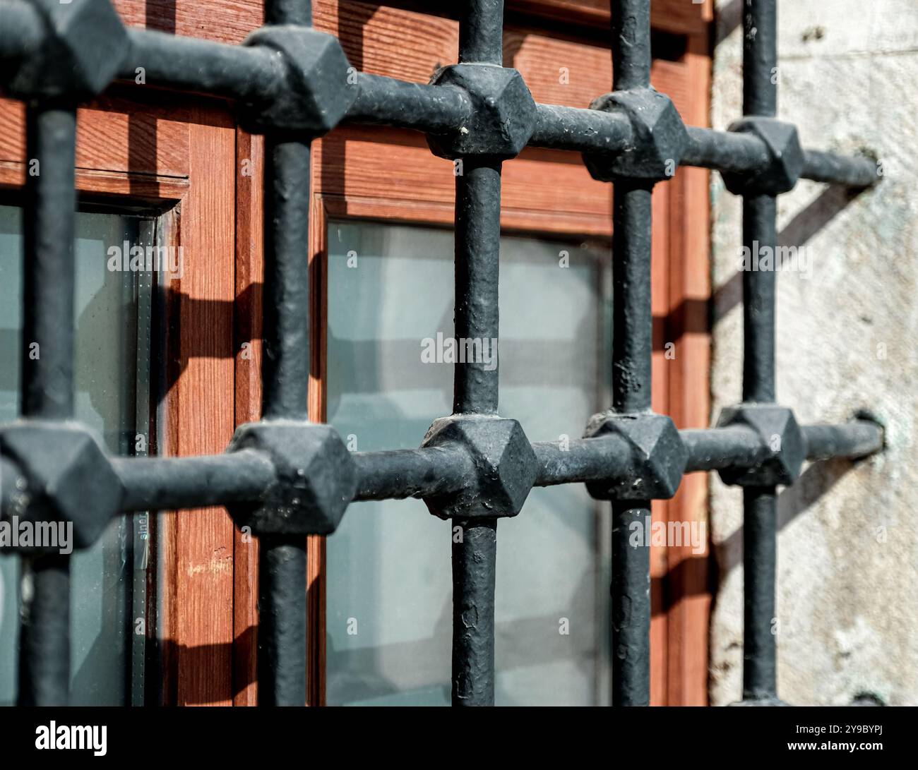 Restaurierte Architektur mit Metallstangen und Glasfenstern Stockfoto