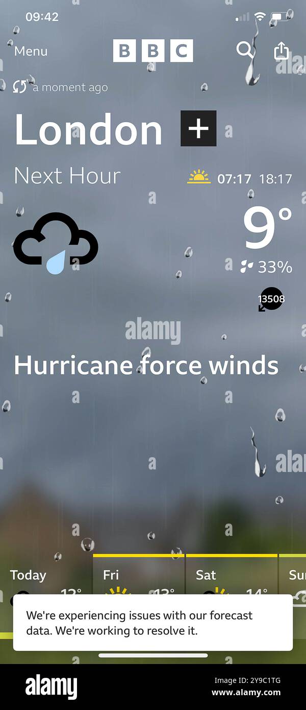 Berkshire, Großbritannien. Oktober 2024. Ein Screenshot der BBC Weather App in Großbritannien, die fälschlicherweise Hurrican Force Winds zeigt. Es ist nicht bekannt, ob die App gehackt wurde. Das BBC-Wetter ist bei vielen Gelegenheiten berüchtigt falsch. Die App zeigt jetzt eine Meldung mit der Aufschrift „Wir haben Probleme mit unseren Prognosedaten. Wir arbeiten daran, es zu lösen. Quelle: Maureen McLean/Alamy Live News Stockfoto