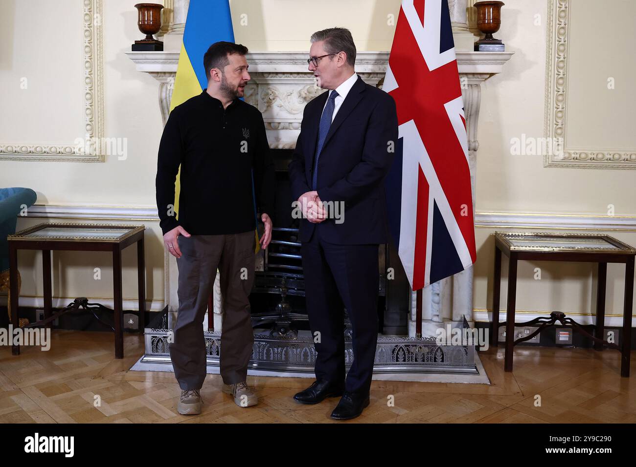 Ukrainischer Präsident Wolodymyr Zelensky (links) und Premierminister Sir Keir Starmer während eines bilateralen Treffens in der Downing Street 10 in London. Bilddatum: Donnerstag, 10. Oktober 2024. Stockfoto