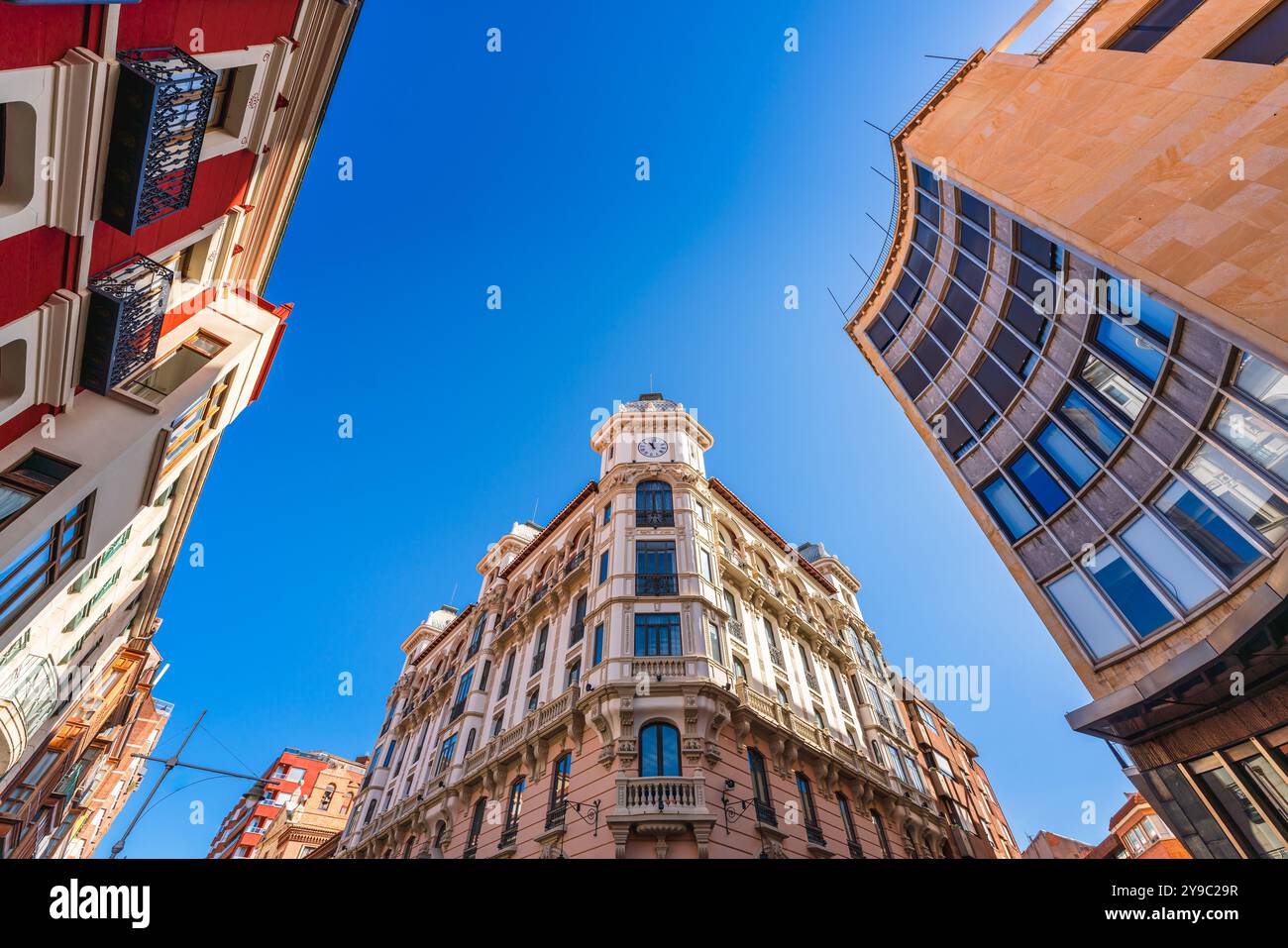 Gruppe von wunderschönen Gebäuden mit verschiedenen architektonischen Stilen in Palencia, Castilla y Leon, Spanien Stockfoto