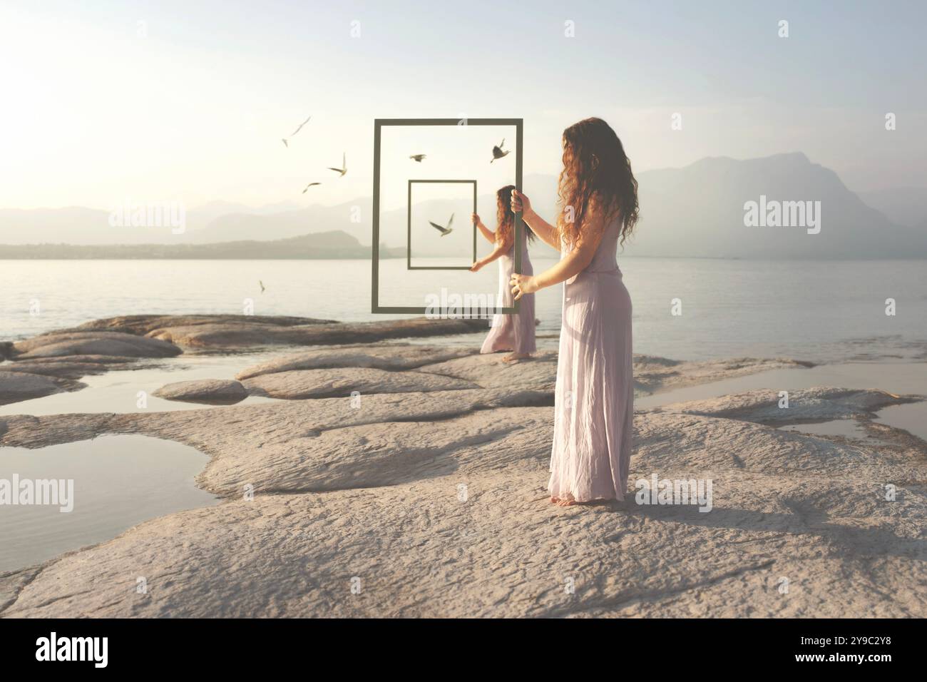 Surreale Frau in Schleife, die Vögel umrahmt, die frei im Himmel fliegen Stockfoto