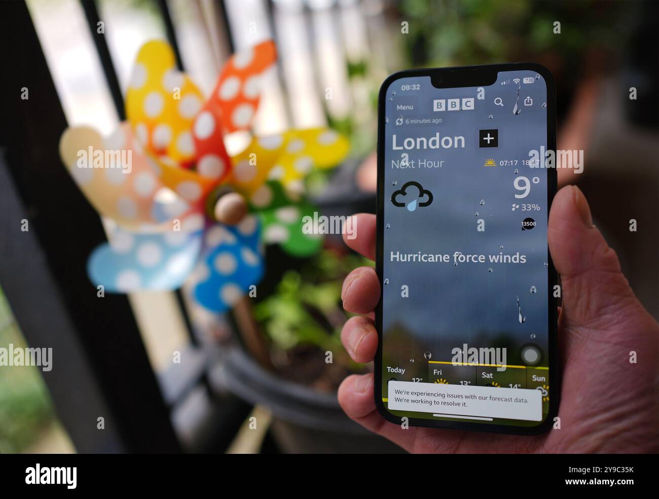 Eine Person mit einem iphone, die die BBC Weather App zeigt. Die BBC hat sich für ihre Wetter-App und Website entschuldigt, die fälschlicherweise „Hurrikanwind“ vorhersagen, die Großbritannien treffen werden, da sie Datenprobleme beheben. Die Grafik zeigte, dass London am Donnerstag Windgeschwindigkeiten von mehr als 000 km/h erleben sollte, während Nottingham nachts Temperaturen von 404 °C hatte Bilddatum: Donnerstag, 10. Oktober 2024. Stockfoto