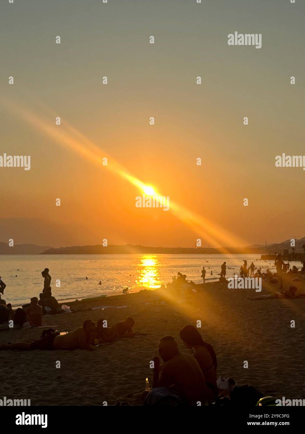 Magischer Sonnenuntergang am Strand - Smartphone-aufgenommenes Stockfoto