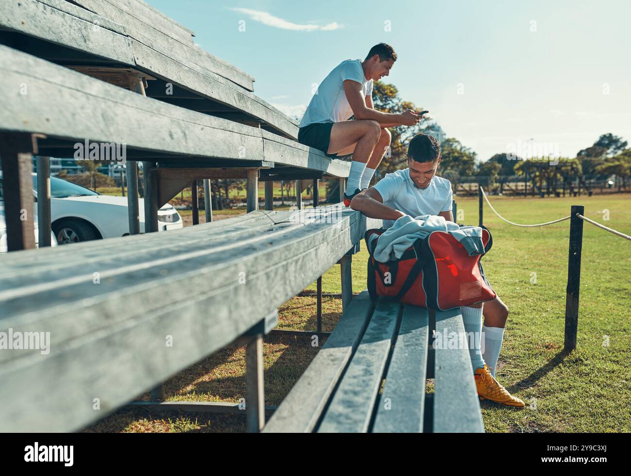 Rugby, Spieler und Männer im Pavillon für Sport, Training und Entwicklung mit Telefon, Ball und Tasche. Sport, Fitness und Sportler im Freien Stockfoto