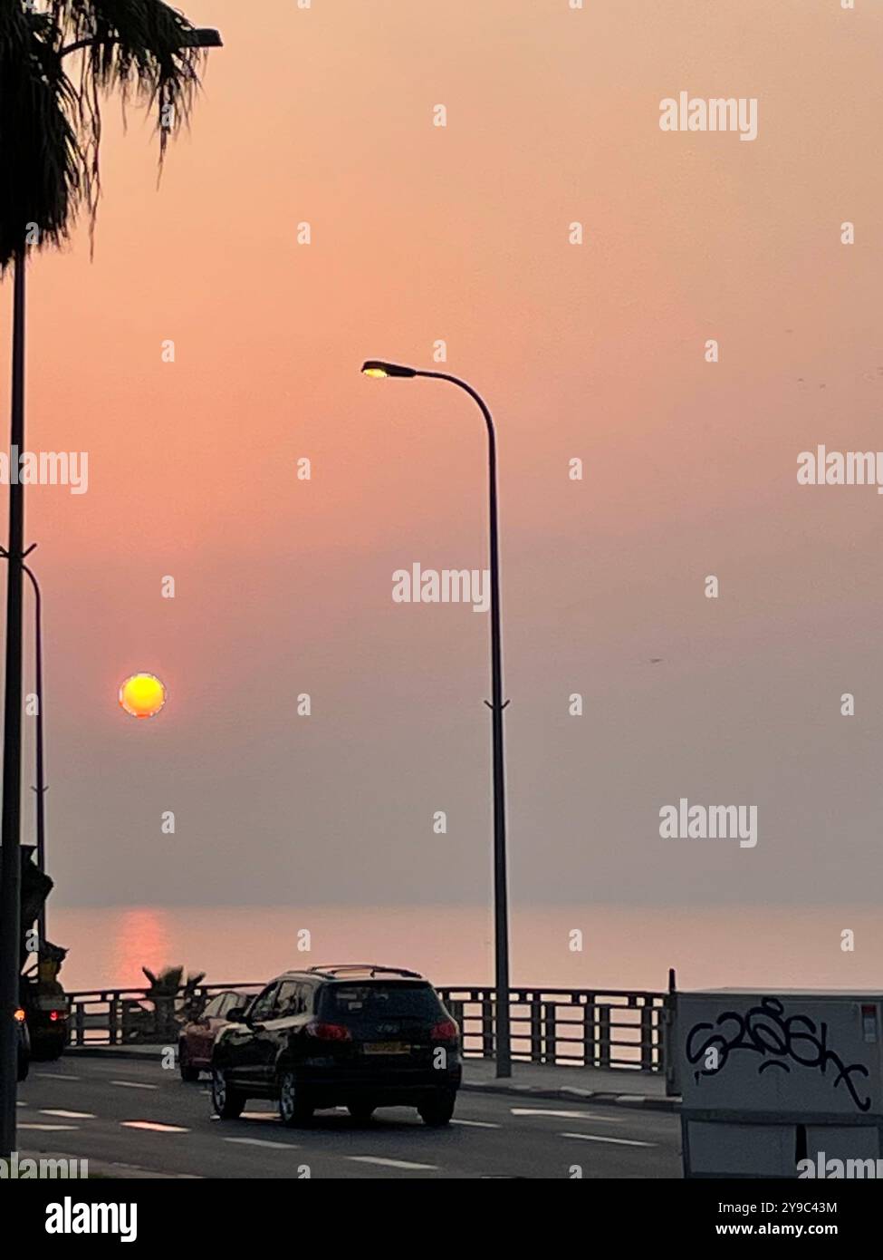 Magischer Sonnenuntergang am Strand - Smartphone-aufgenommenes Stockfoto