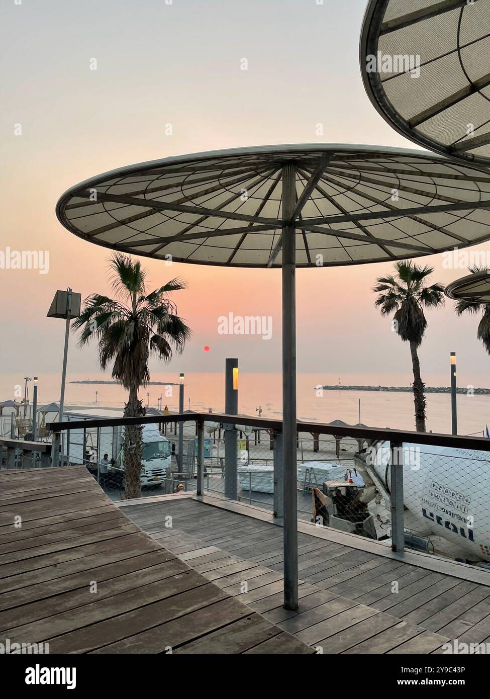 Magischer Sonnenuntergang am Strand - Smartphone-aufgenommenes Stockfoto