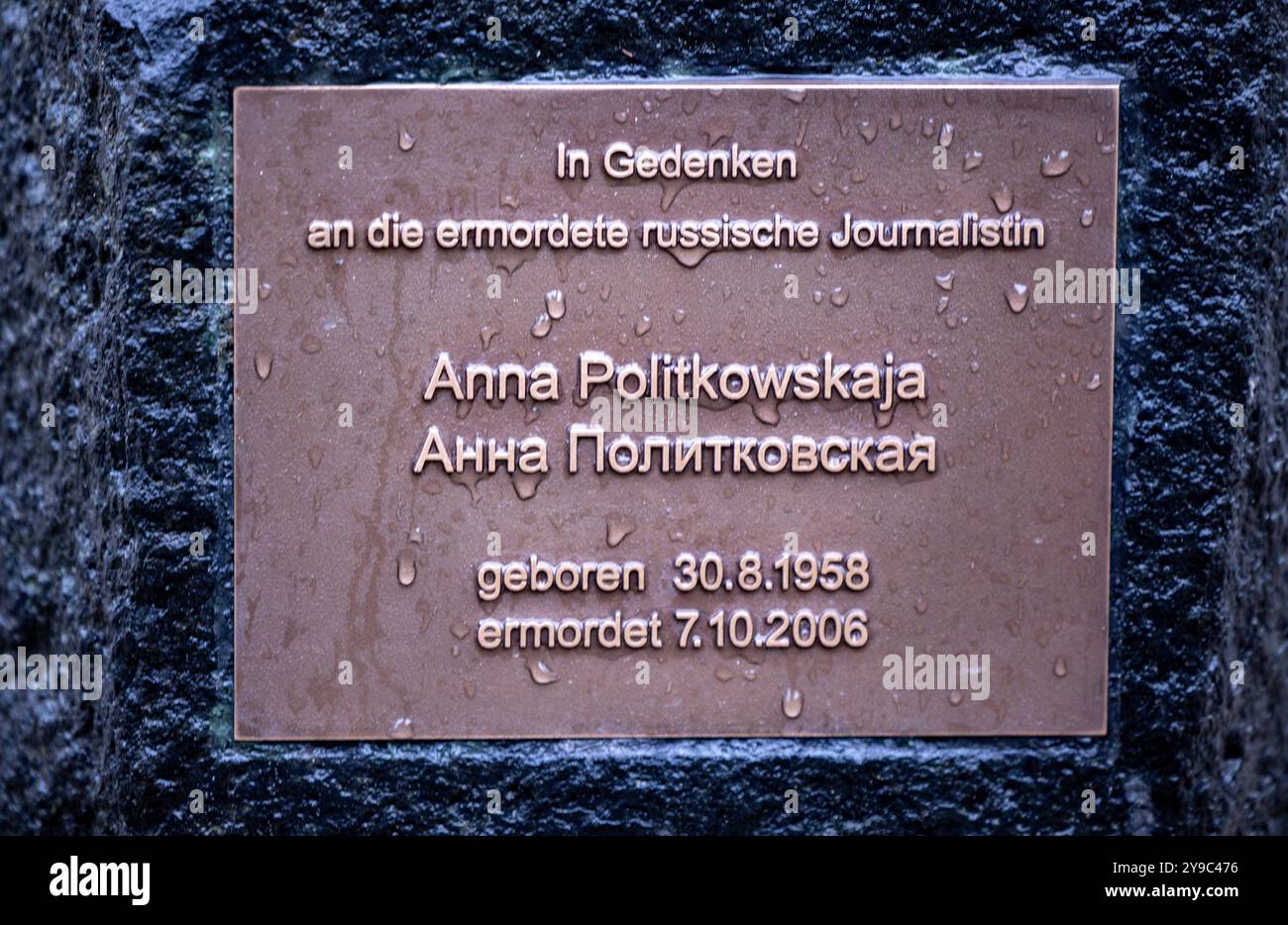 Hamburg, Deutschland. Oktober 2024. Die Inschrift „in Gedenken an die ermordete russische Journalistin Anna Politkowskaja“ ist auf einem Gedenkstein auf dem Anna Politkowskaja Platz angebracht. Die russische Journalistin wurde am 7. Oktober 2006 vor ihrer Wohnung in Moskau ermordet. Politkowskaja hatte in ihrer Arbeit wiederholt und offen das russische Regime kritisiert, etwa im Zusammenhang mit dem Tschetschenienkrieg. Quelle: Axel Heimken/dpa/Alamy Live News Stockfoto