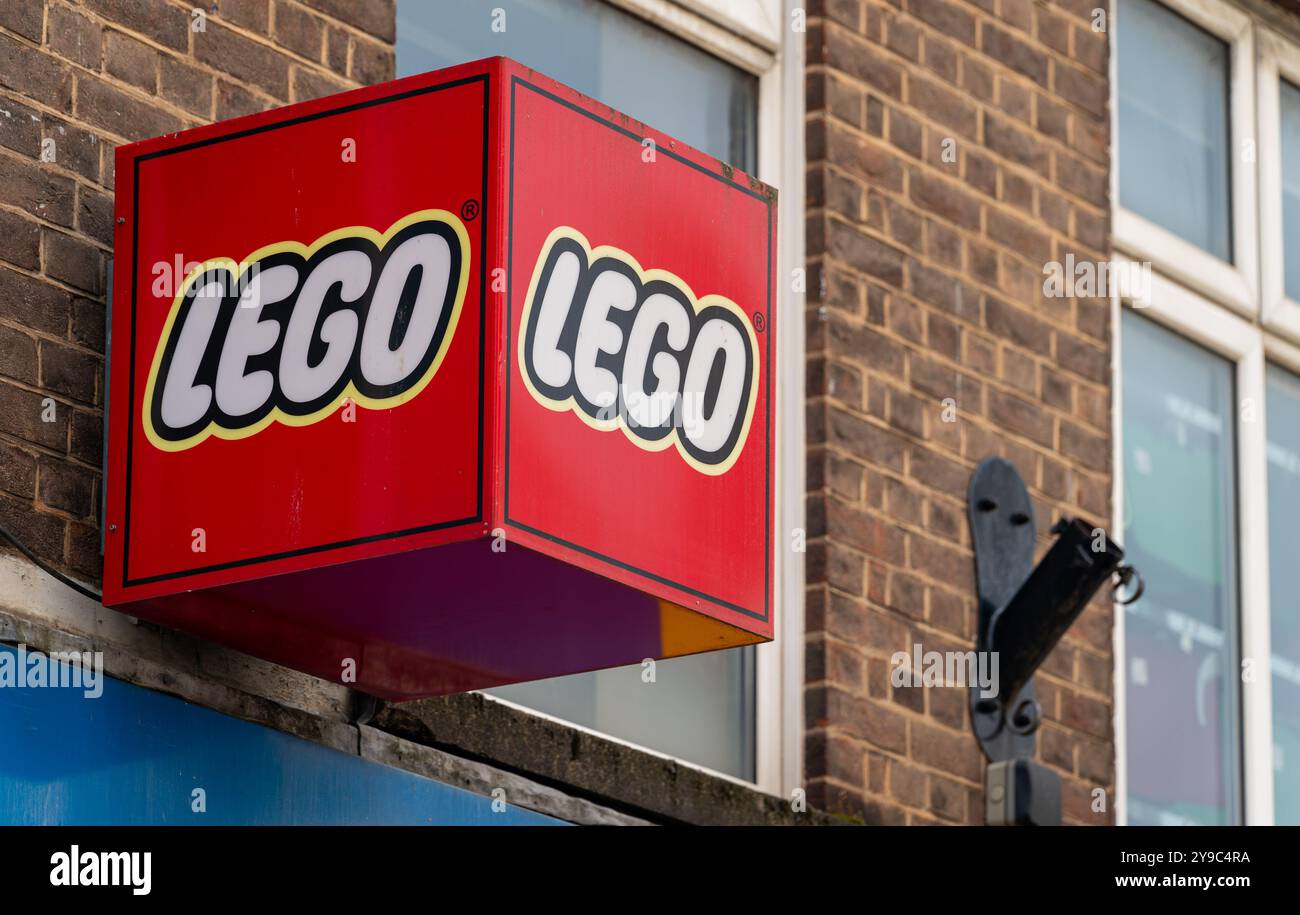 Exeter, Vereinigtes Königreich, 29.09.2024, Lego-Logo auf der Außenseite des Geschäfts Stockfoto