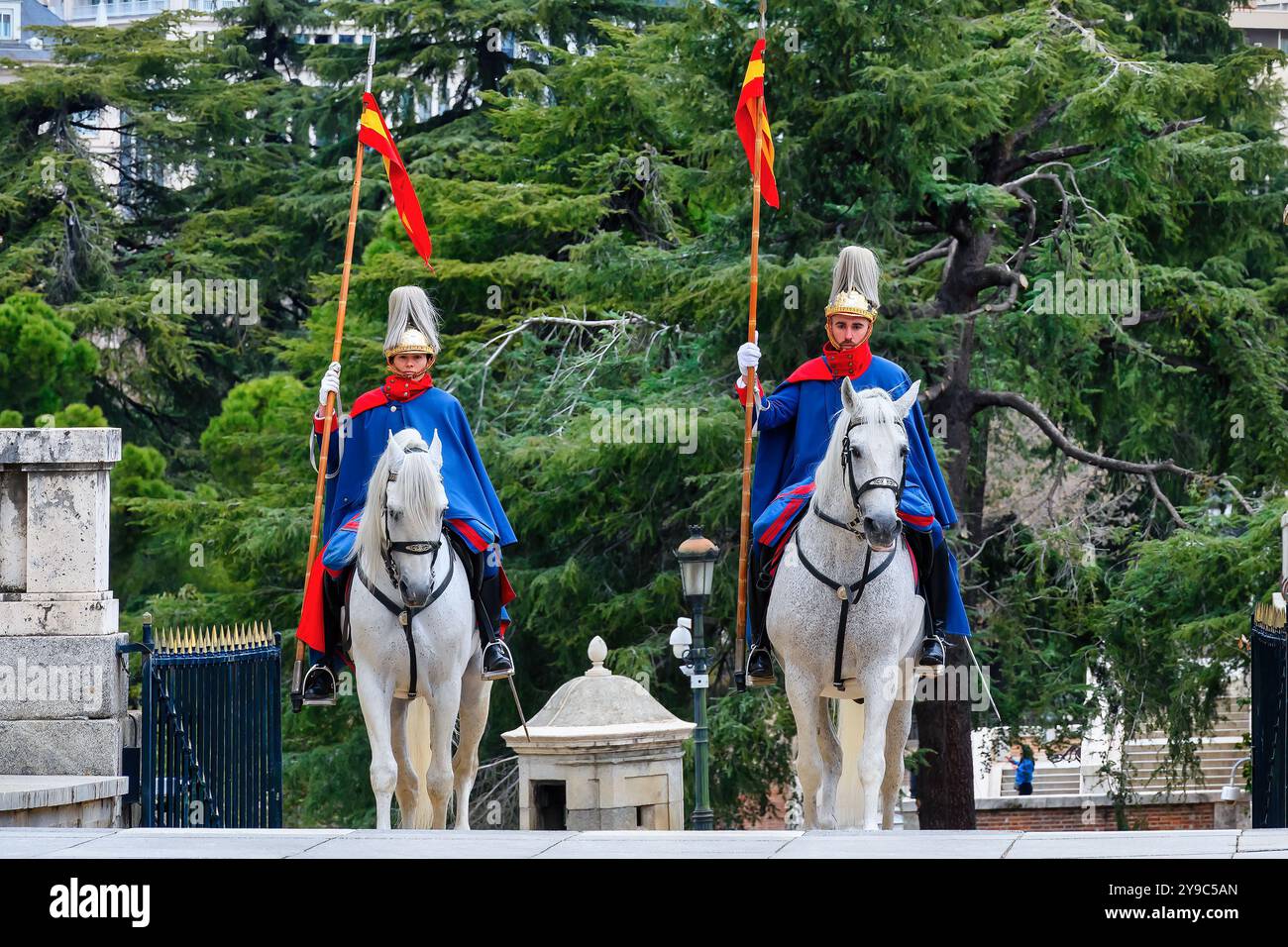 Madrid, Spanien - 5. Oktober 2024: Zwei Soldaten zu Pferd während des Wachwechsels im Königspalast. Stockfoto